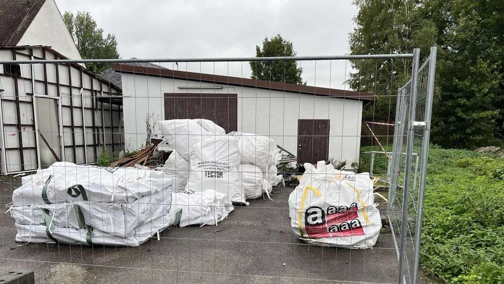 Bau von Flüchtlingsunterkunft: Asbest lagert seit Monaten auf Baustelle - Anwohner in Sorge