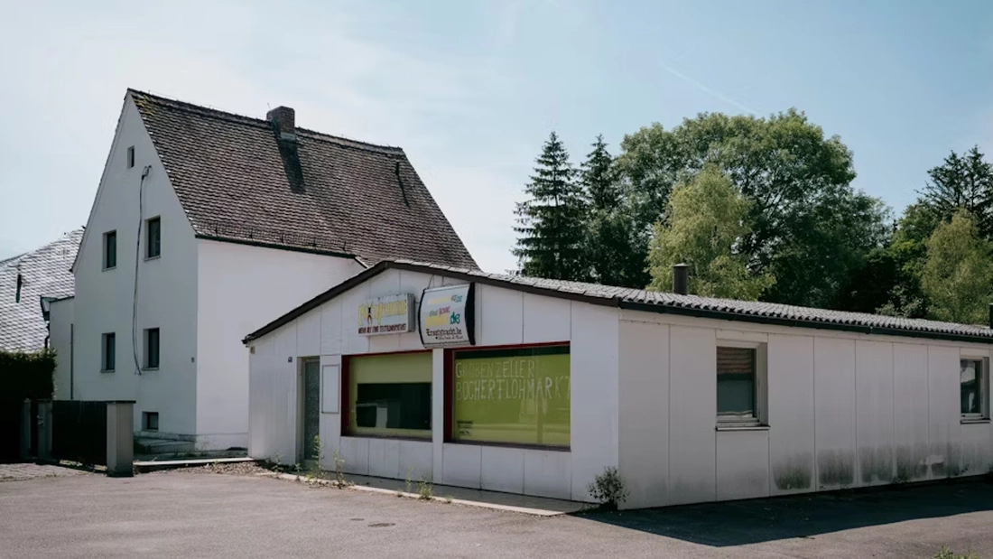 In einem Haus an der Alpenstraße dürfen 28 Personen untergebracht werden. Um die Pläne für knapp hundert Menschen dort zu ändern, verhandelt die Gemeinde mit dem Investor. 